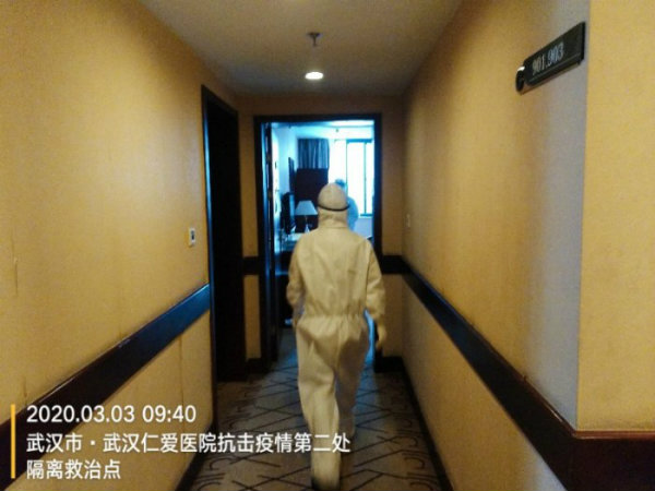 武漢仁愛(ài)醫(yī)院22歲的護(hù)士遞上了入黨申請(qǐng)書(shū)