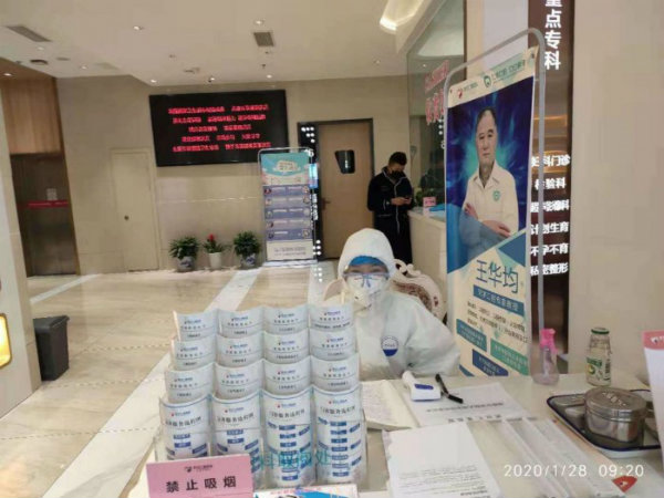 武漢仁愛(ài)醫(yī)院22歲的護(hù)士遞上了入黨申請(qǐng)書(shū)