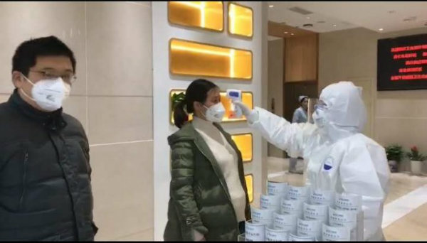 武漢仁愛(ài)醫(yī)院22歲的護(hù)士遞上了入黨申請(qǐng)書(shū)