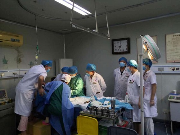 胎兒太調皮，竟在媽媽肚子里面將臍帶打了個結！