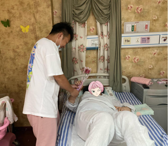 暖心！武漢仁愛(ài)醫(yī)院情人節(jié)送花送祝福