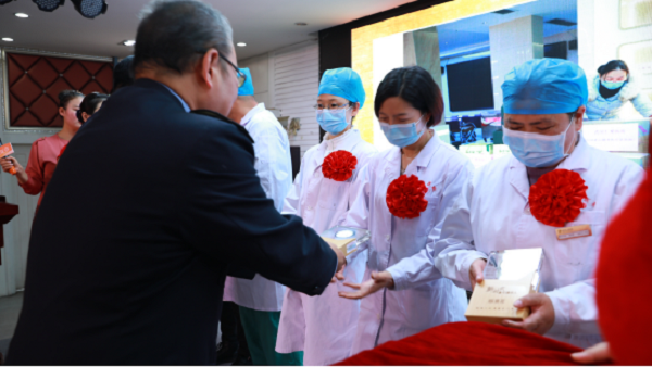 武漢仁愛醫(yī)院2020年新冠肺炎抗疫白衣天使紀(jì)念章頒獎大會