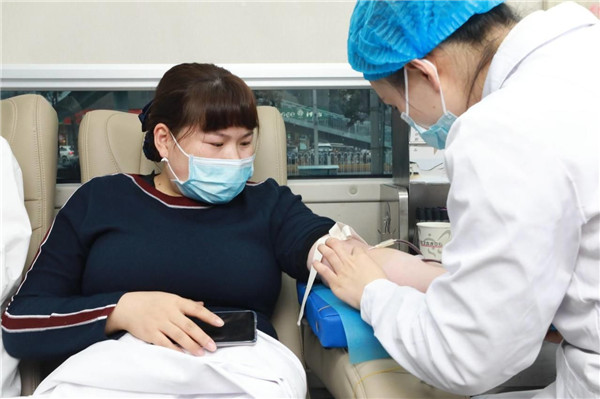 血源告急,武漢仁愛(ài)醫(yī)院白衣天使忙獻(xiàn)血