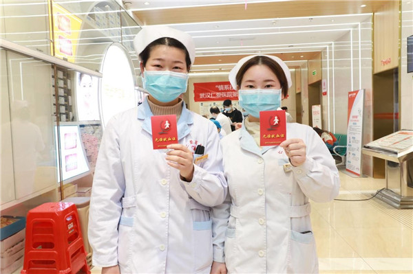 血源告急,武漢仁愛(ài)醫(yī)院白衣天使忙獻(xiàn)血