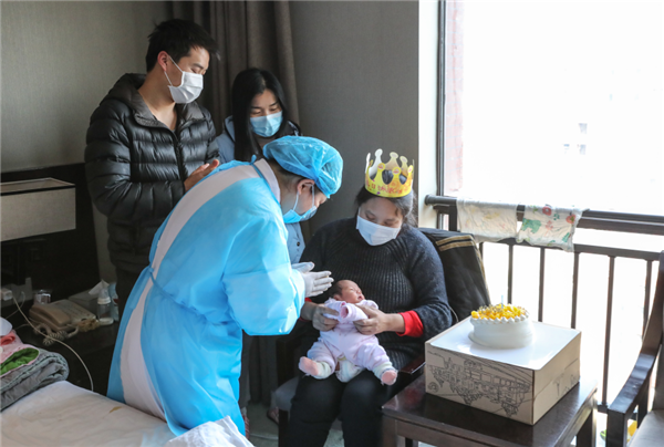 疫情期間，孫木英給滯留在漢的新生兒舉辦滿月趴
