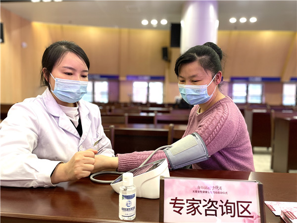 武漢真愛(ài)婦產(chǎn)攜手街道,關(guān)愛(ài)女性健康公益體檢